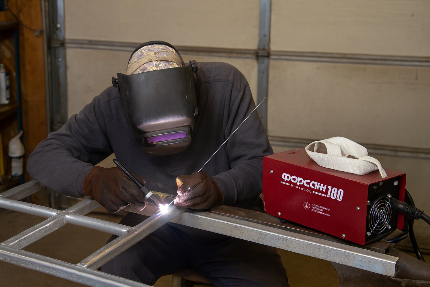 Сколько электричества потребляет сварочный аппарат: расчёты для дома